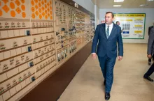 Minister Krajewski podczas wizyty w ELEWARZE