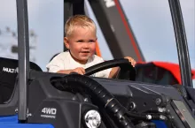 dziecko za kierownicą ciągnika rolniczego