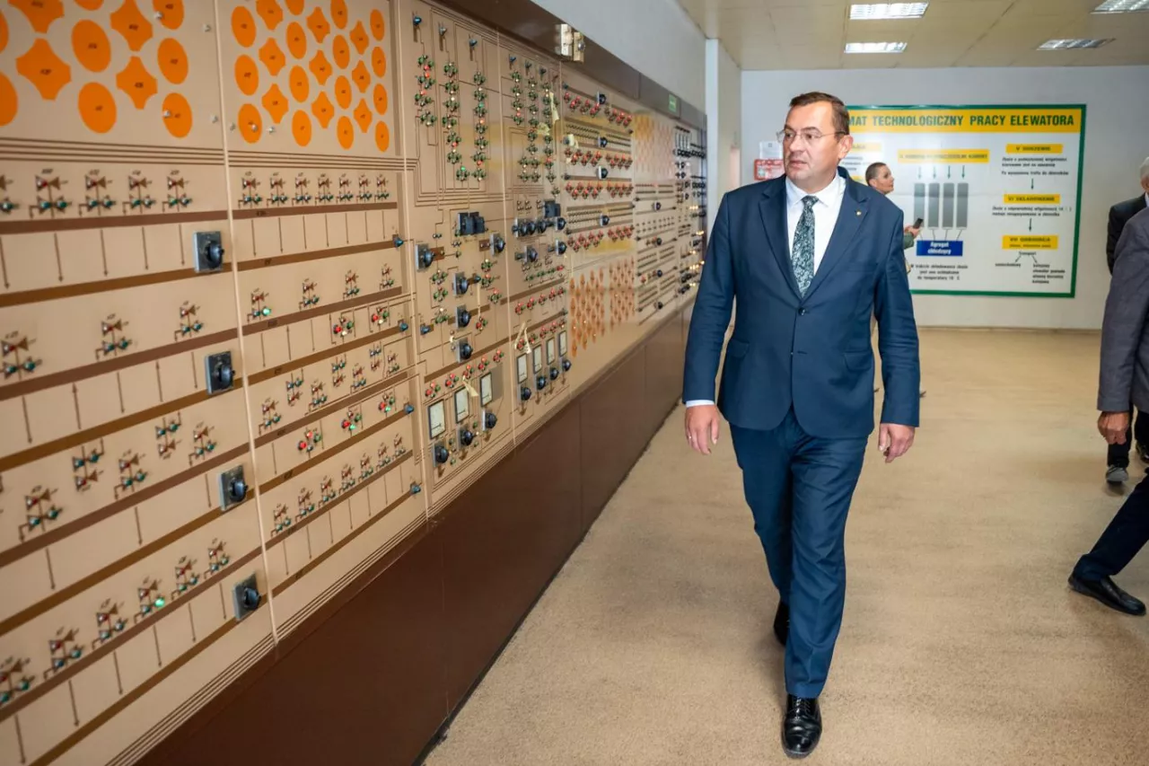 Minister Krajewski podczas wizyty w ELEWARZE