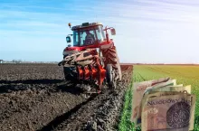 ziemia rolna, traktor, banknoty po prawej u dołu