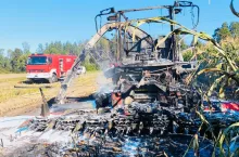 Wrak sieczkarni spalonej podczas pożaru w polu kukurydzy