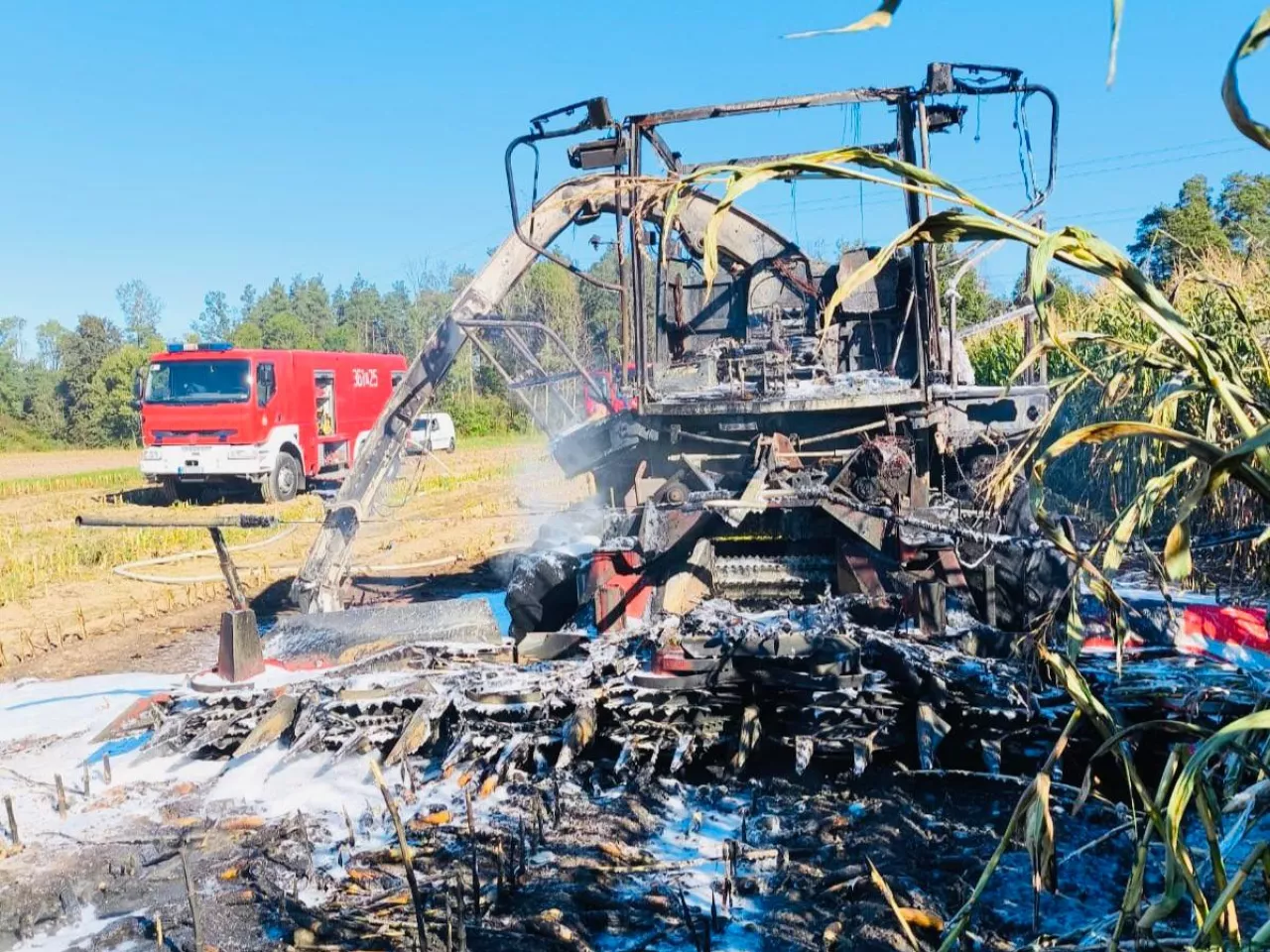 Wrak sieczkarni spalonej podczas pożaru w polu kukurydzy