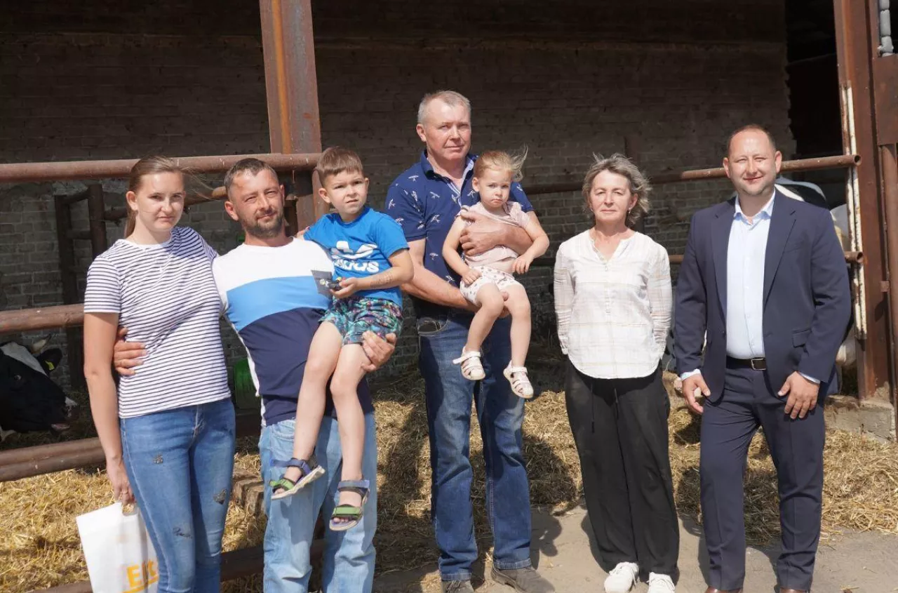 Pół miliona litrów rocznie z uwięziówki. Rolnicy spod Łodzi odnieśli sukces bez nowej obory