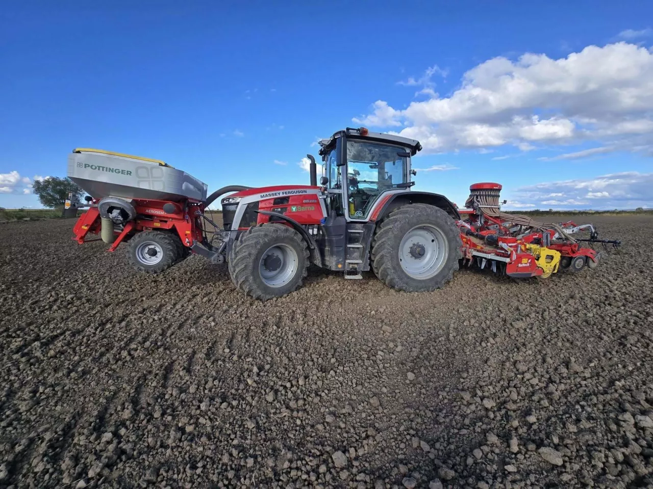 ciągnik z siewnikiem na polu, siew pszenicy