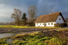 biały domek na wsi z brązowym dachem