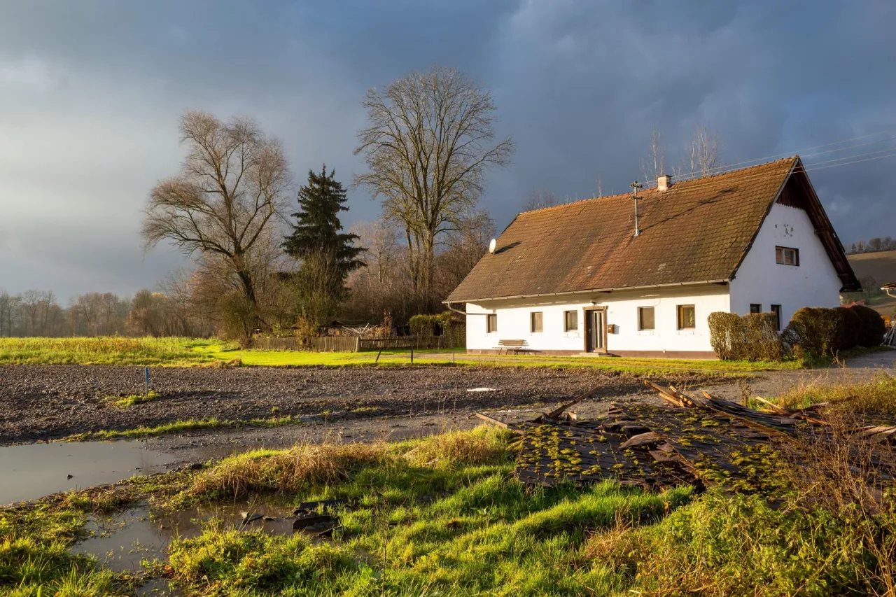 biały domek na wsi z brązowym dachem