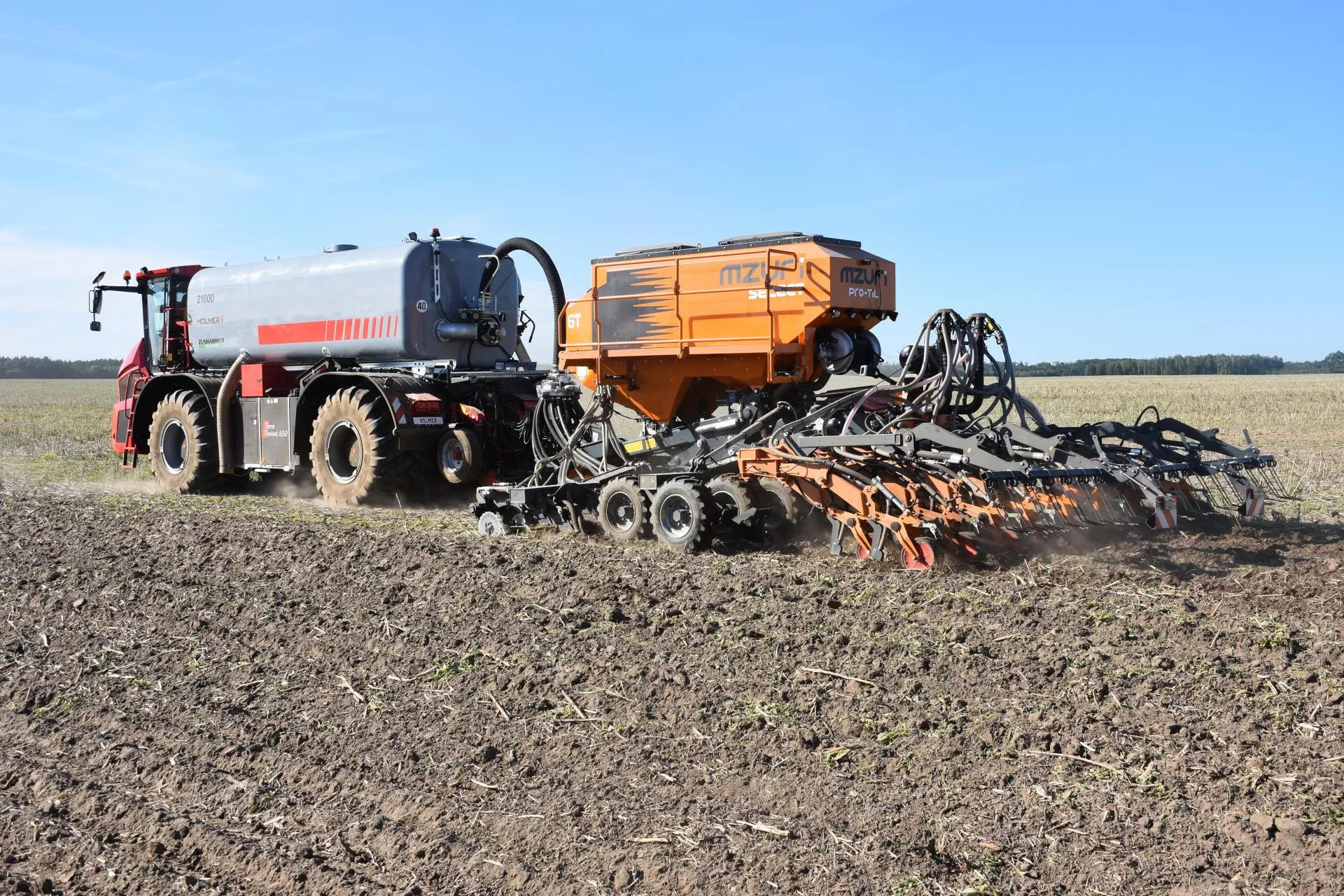 650 KM mocy i 40 tys. litrów gnojowicy na hektar. Ta maszyna robi wrażenie
