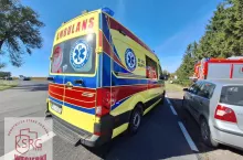 Karetka pogotowia oraz wóz strażacki na drodze
