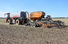 Holmer Terra Variant 650 ze zbiornikiem na gnojowicę pracujący z agregatem Mzuri PRO-TIL 6T