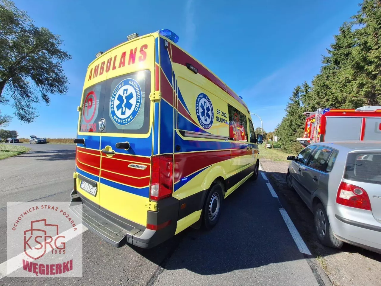 Karetka pogotowia oraz wóz strażacki na drodze