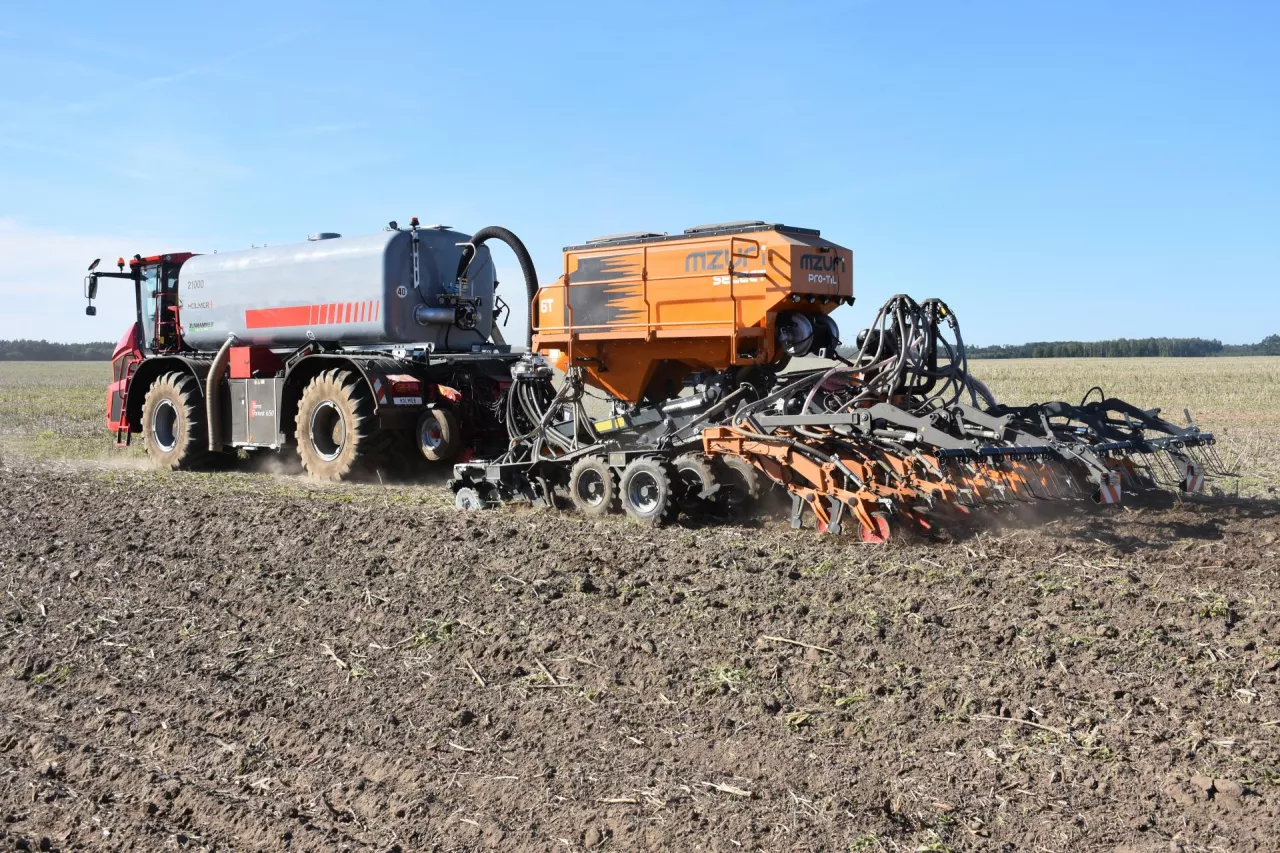 Holmer Terra Variant 650 ze zbiornikiem na gnojowicę pracujący z agregatem Mzuri PRO-TIL 6T
