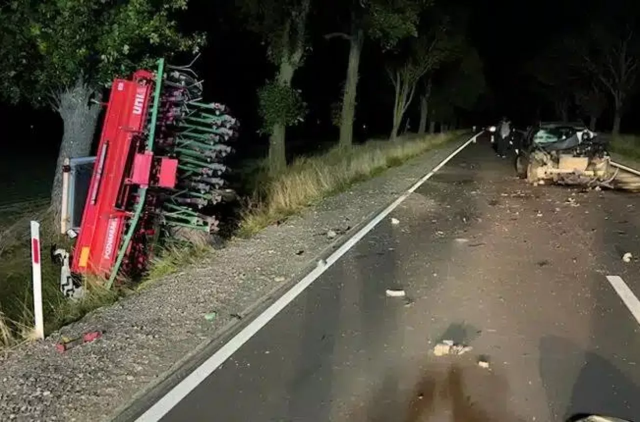 Zderzenie osobówki z ciągnikiem. Ursus w rowie, rolnik w szpitalu