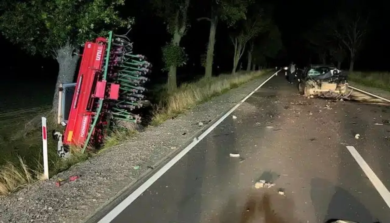 Ursus na boku w rowie, a na środku drogi rozbity samochód po wypadku