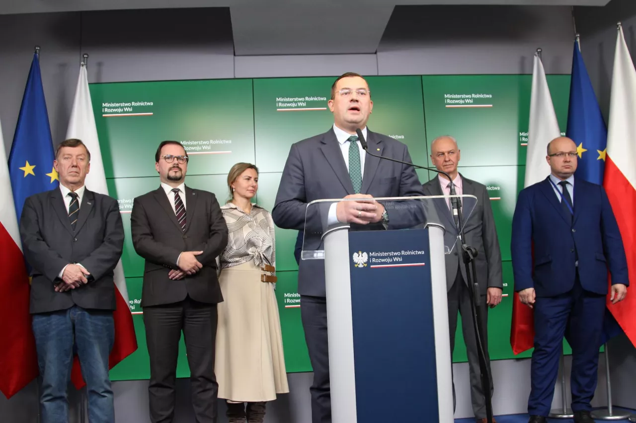 6 października w konferencji prasowej w gmachu MRiRW uczestniczyli przedstawiciele kluczowych instytucji podległych ministrowi rolnictwa