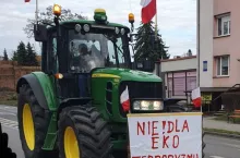 ciągnik z flagą protestu