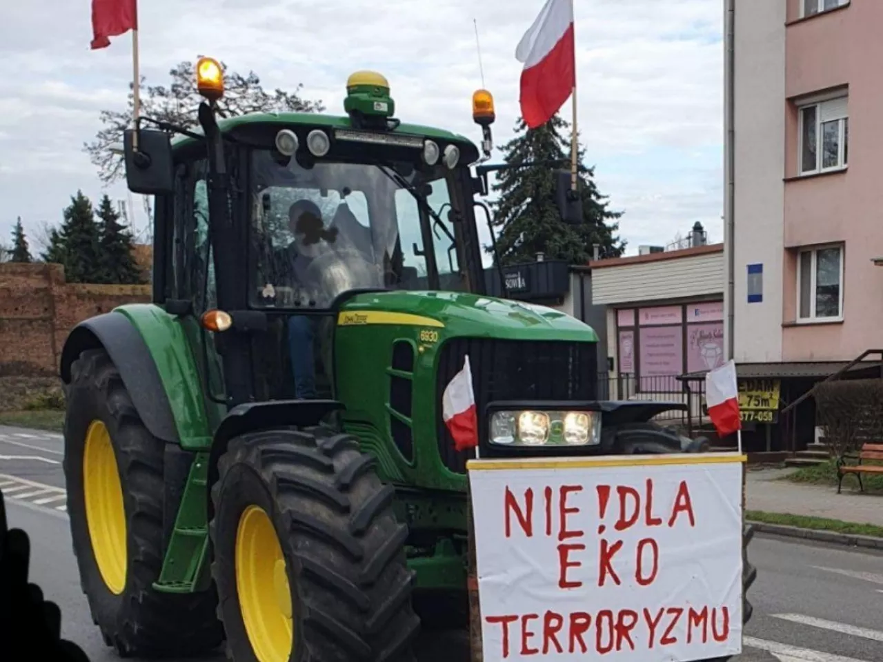 ciągnik z flagą protestu