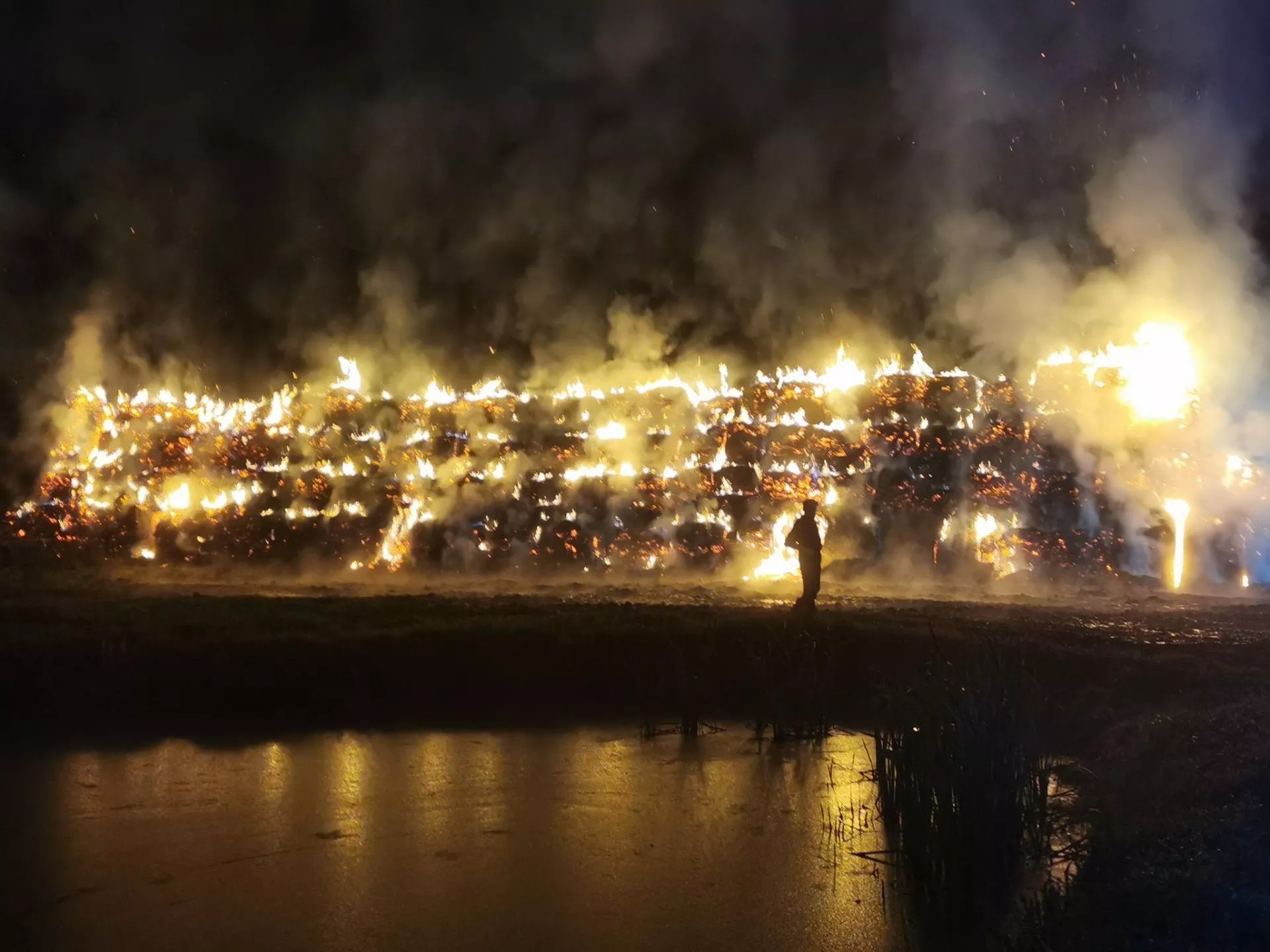 1000 balotów w ogniu w Wielkopolsce. Rolnikom potrzebna jest pilna pomoc