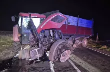 Czerwony Zetor poważnie uszkodzony po wypadku blokuje drogę