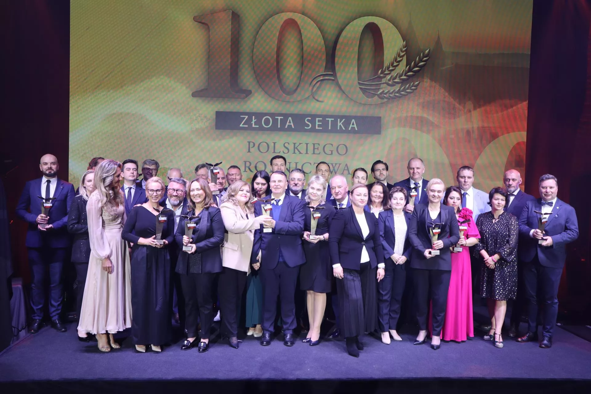 Przyszłość mleka w Polsce: tańsza produkcja masowa i droższe nisze