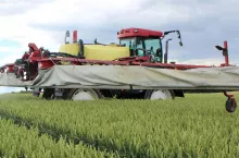 Nowoczesne wielofunkcyjne adiuwanty zapobiegają tzw. dryftowi, tj. poziomemu i pionowemu znoszeniu cieczy roboczej. Oczywiście w wietrznych warunkach zapobiega temu dobór odpowiednich dysz oraz użycie opryskiwaczy z PSM (Pomocniczym Strumieniem Powietrza). Na zdjęciu taki właśnie opryslkiwacz realizujący fungicydową ochronę kłosa. Ale dryft występuje również w warunkach bezwietrznych, a takie specjalistyczne opryskiwacze mają nieliczne i tylko duże gospodarstwa. Adiuwanty z działaniem antydryftowym podniosą bezpieczeństwo wykonywania zabiegów herbicydowych np. w zbożach, dla sąsiadujących plantacji buraka