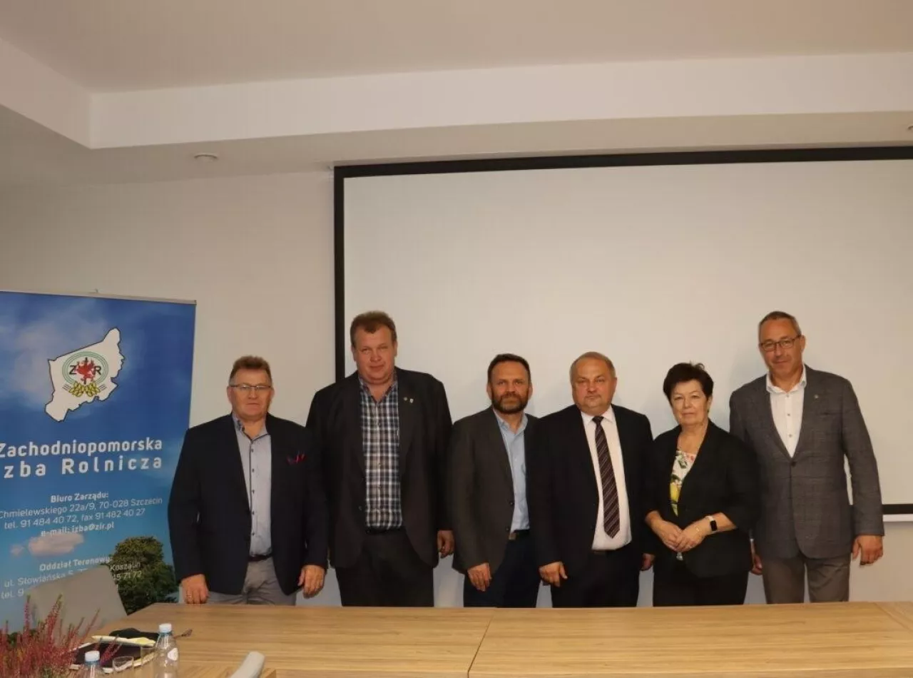 Zarząd ZIR VII kadencji: od lewej: Wacław Klukowski, Władysław Bieniek, Stanisław Barna, Andrzej Karbowy, Danuta Lebioda, Mirosław Ignaszak