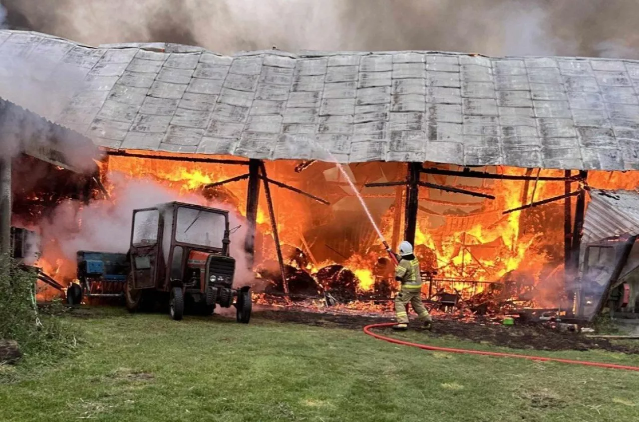 Pożar gospodarstwa pod Ciechanowem. Straty to MILION złotych