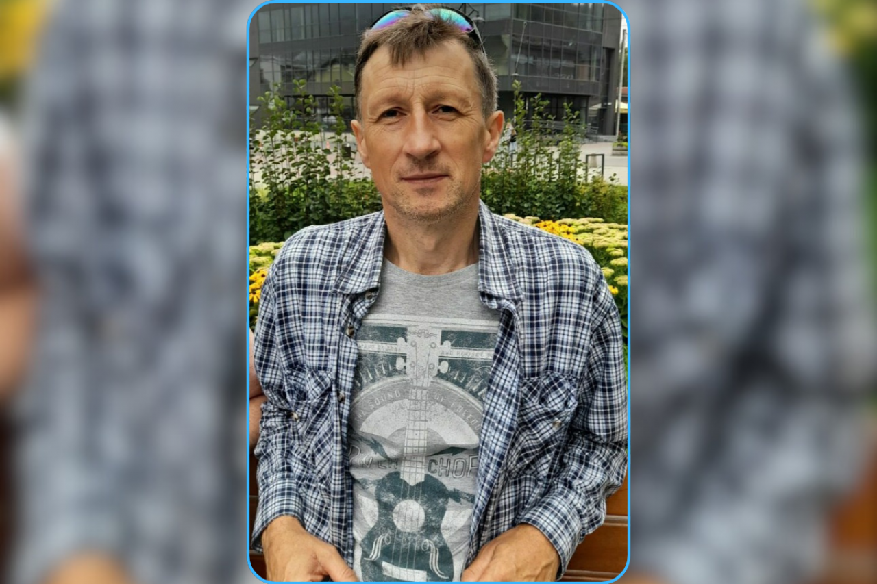 Rolnik w kraciastej koszuuli i okularach przeciwsłonecznych na głowie