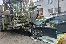 Samochód osobowy wbity w sieczkarnię