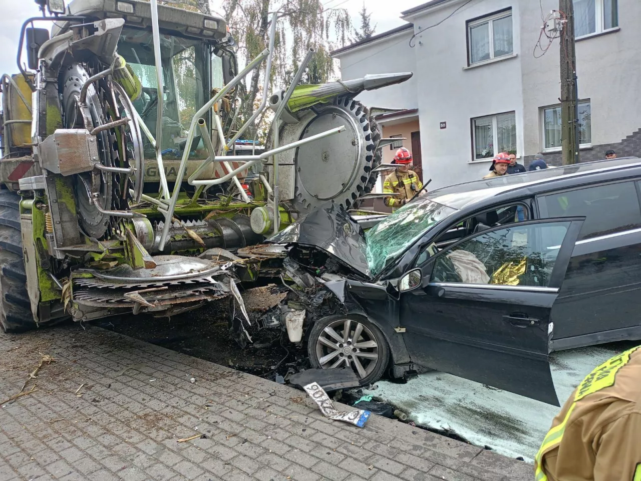 Samochód osobowy wbity w sieczkarnię