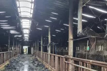 Wnętrze obory ukazujące skutki pożaru, jaki miał tam miejsce