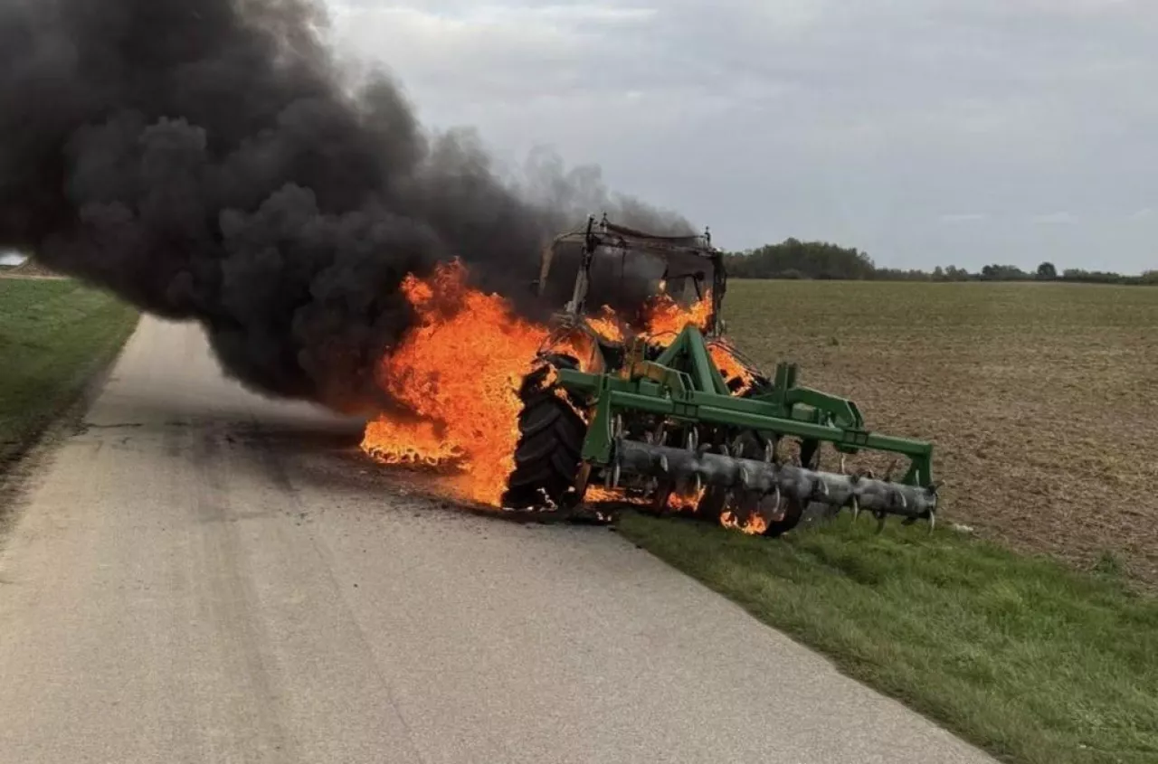 Z ciągnika rolniczego został tylko szkielet. Pożar pod Opatowem