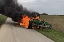 Ciągnik rolniczy objęty ogniem