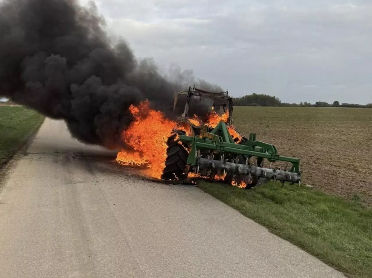 Ciągnik rolniczy objęty ogniem