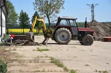 ciągnik rolniczy na placu