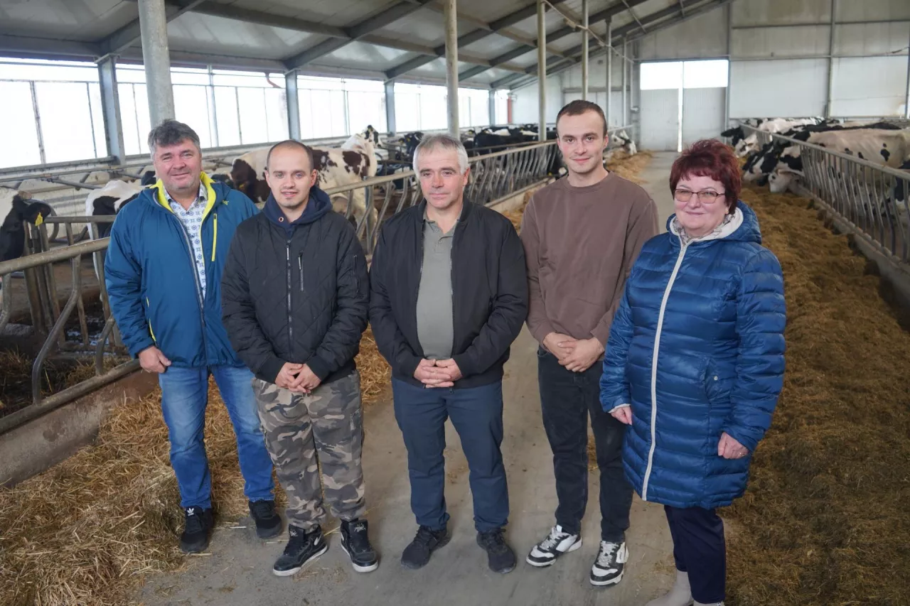 Rodzina rolników w oborze