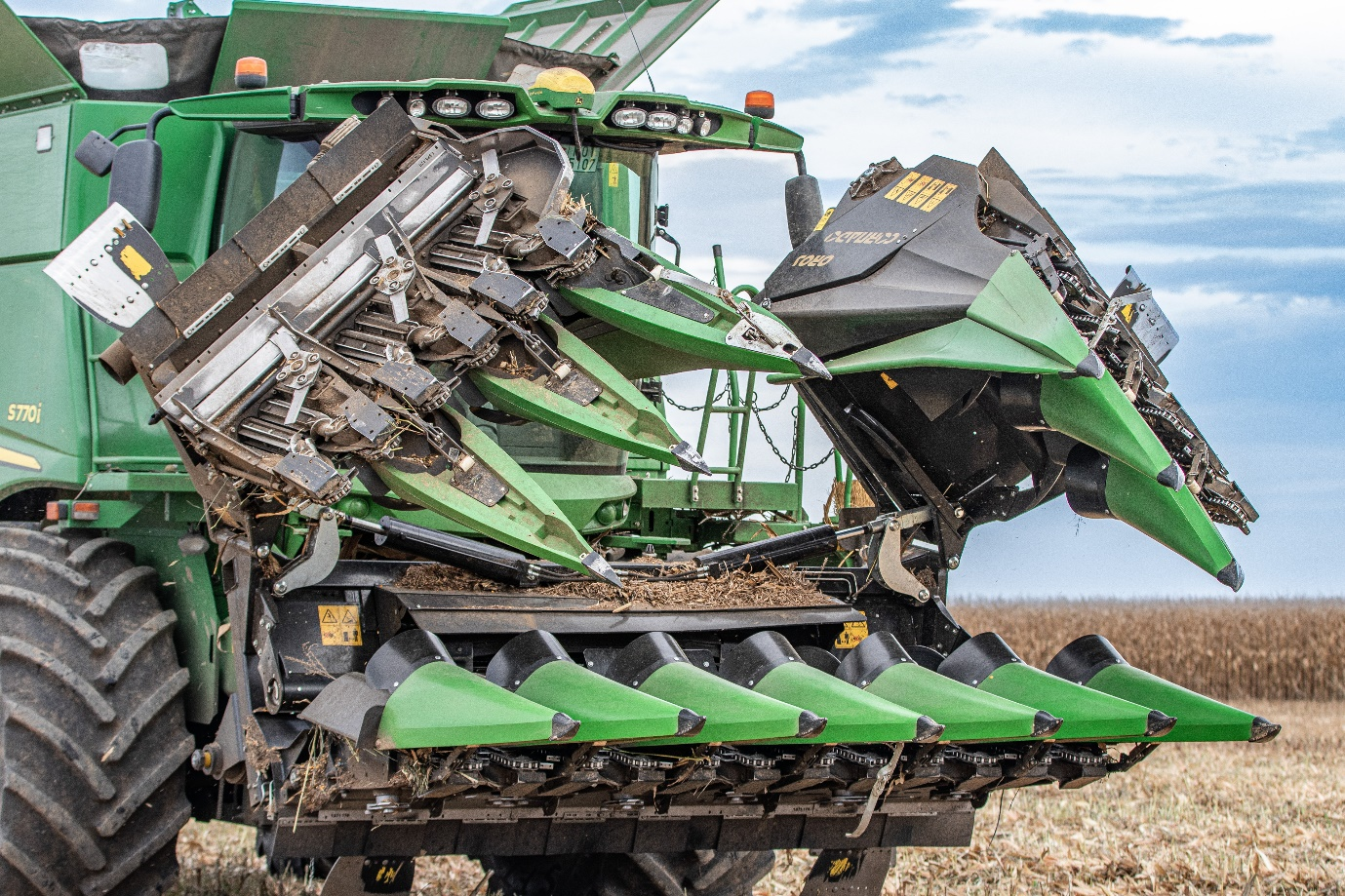 Prosto, solidnie i niezawodnie. Rolnicy coraz częściej wybierają przystawki Oros