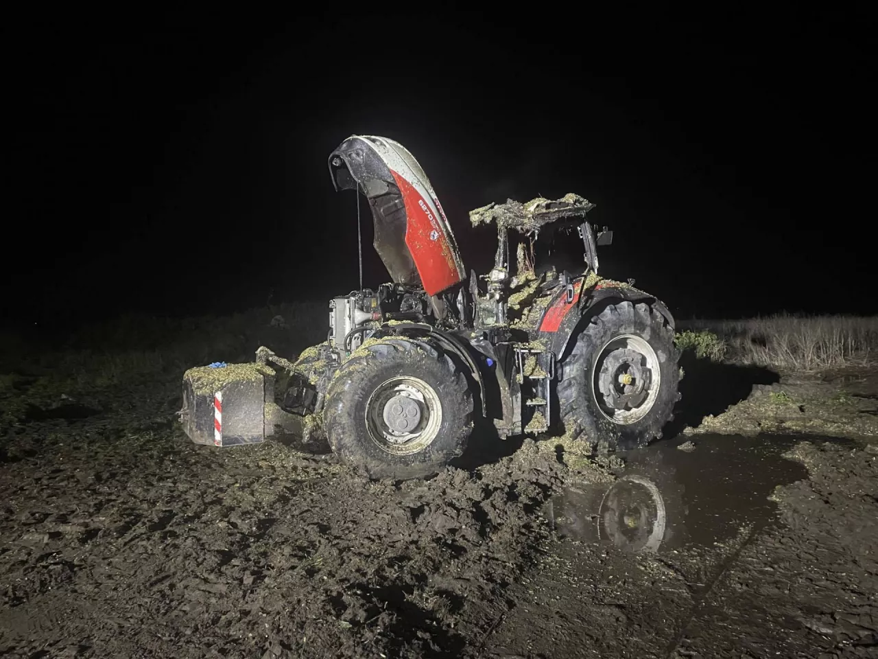 Spalony ciągnik rolniczy