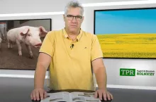 Mężczyzna w żółtym t-shircie przed mównicą