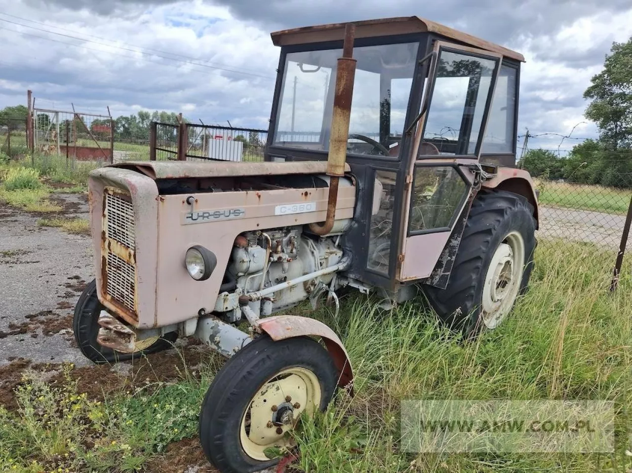 Ciągnik Ursus z demobilu wystawiony na sprzedaż przez AMW Lublin