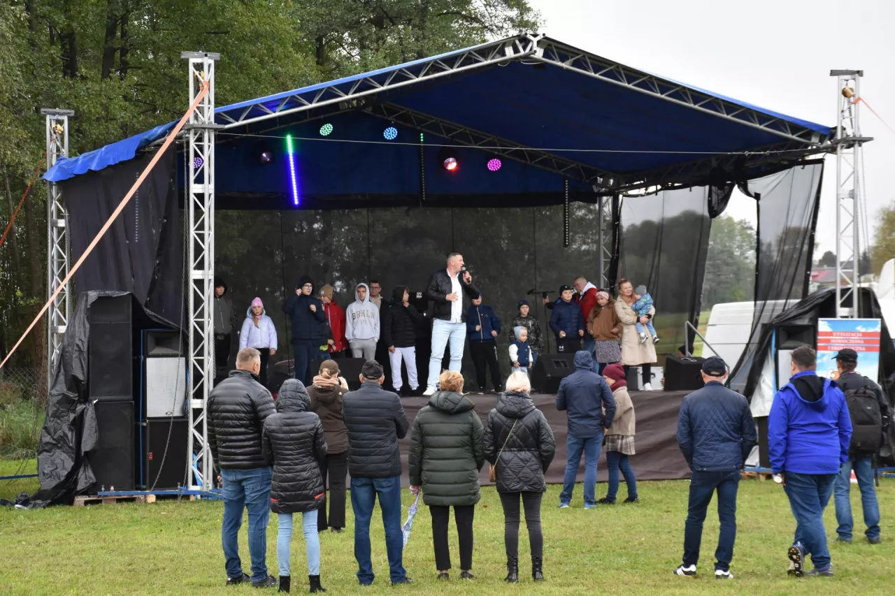 Przez cały czas na scenie odbywały się koncerty