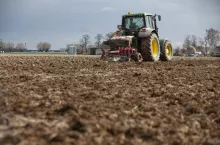 Przyoranie lub wymieszanie obornika z glebą w czasie 12 godz. od aplikacji uprawnia do skorzystania z ekoschematu. 