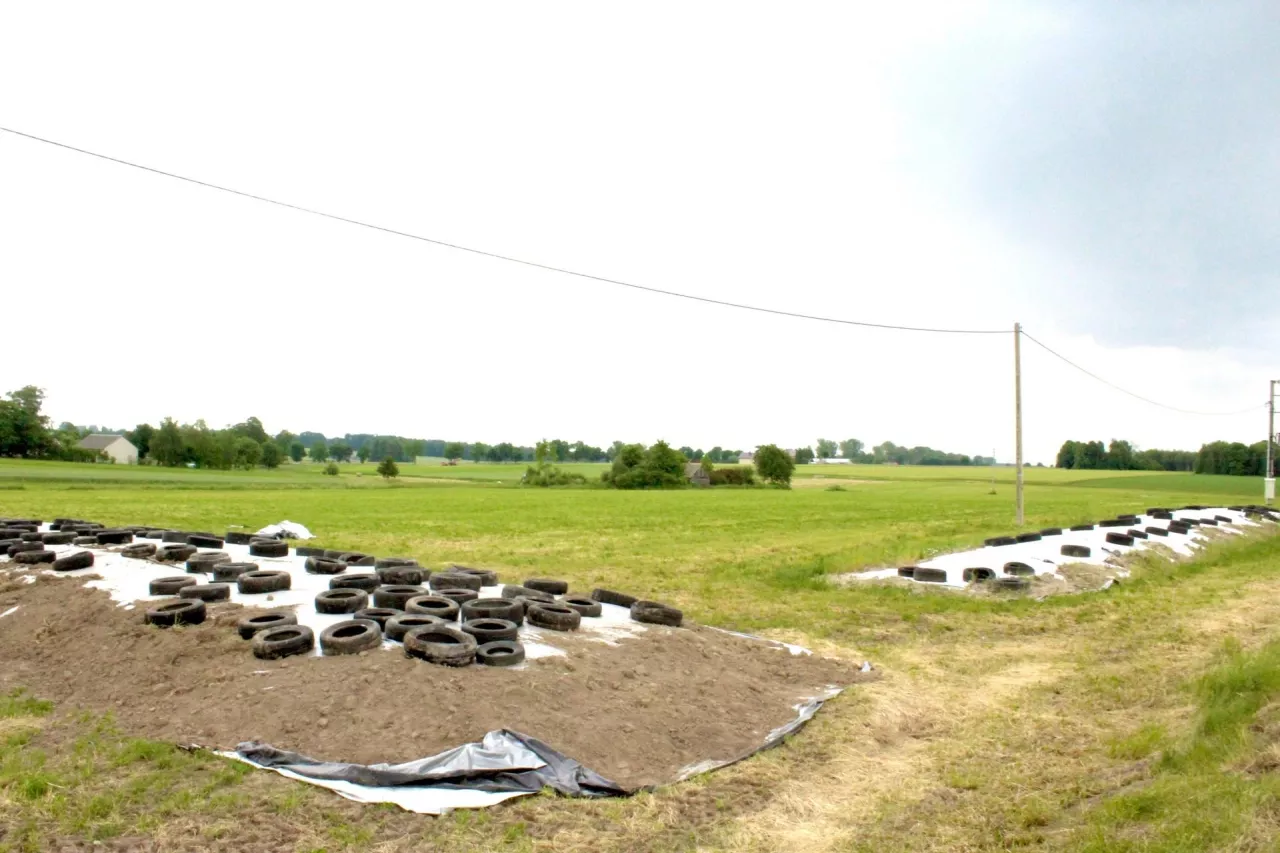 pryzma kiszonkowa dociążona oponami 