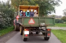 Rolniku, przewozisz ludzi na przyczepie? Od 2026 roku wysokie kary i utrata prawa jazdy