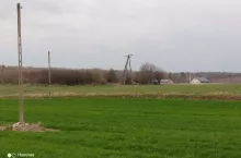 Słupy energetyczne na polu rolnika