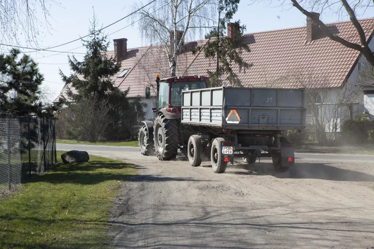 ciągnik z przyczepą na drodze