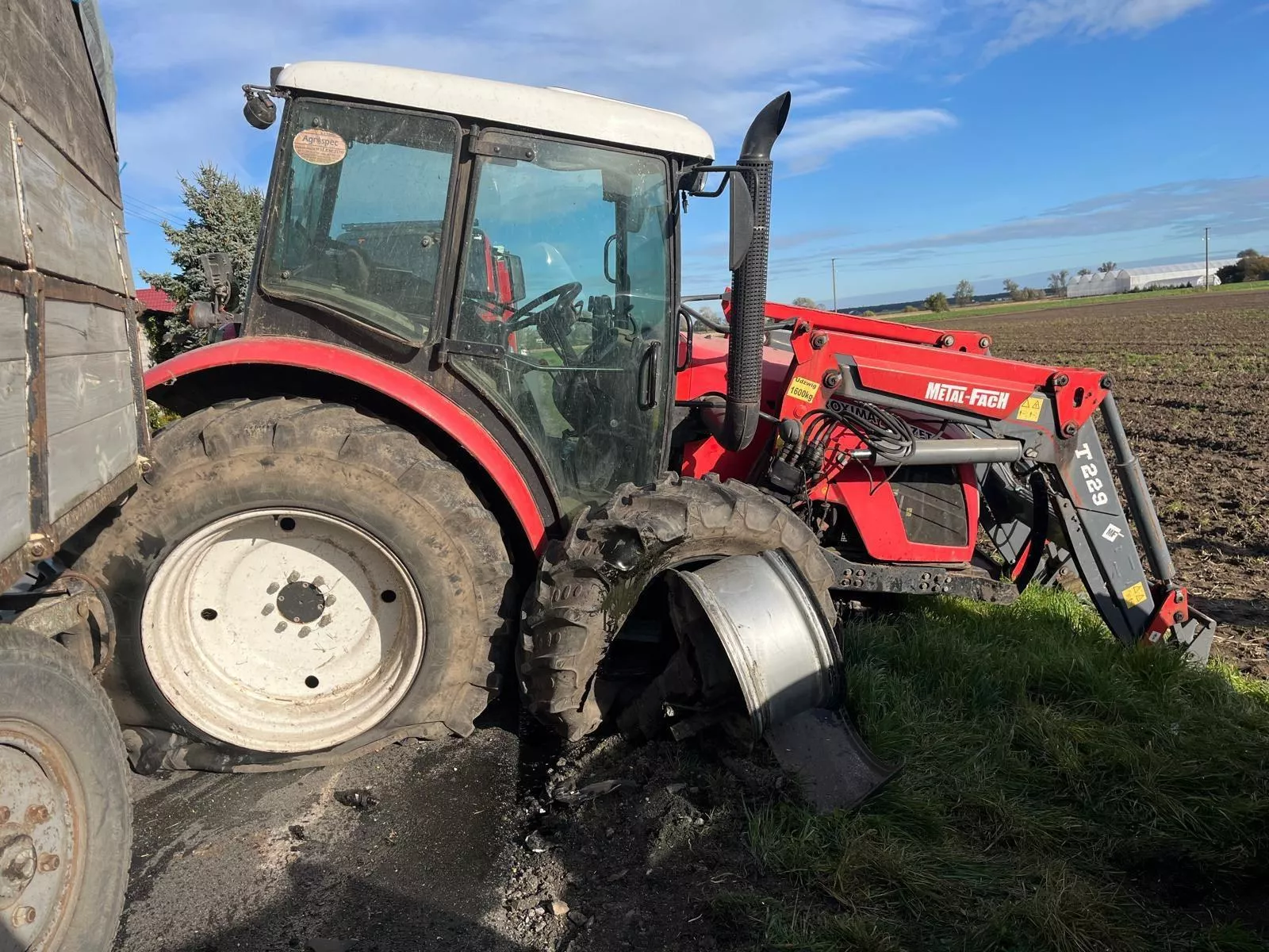 Audi wbite w ciągnik rolniczy. Kierowca miał aż pięć aktywnych zakazów