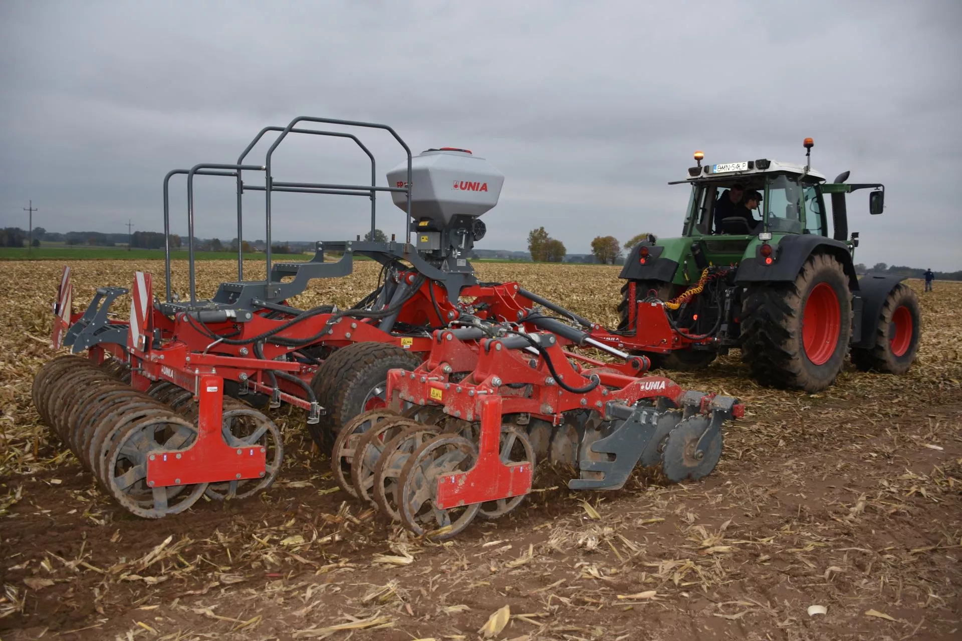 Kombajn zasilał Bizona. Tak wyglądał zbiór 17 odmian kukurydzy na Podlasiu