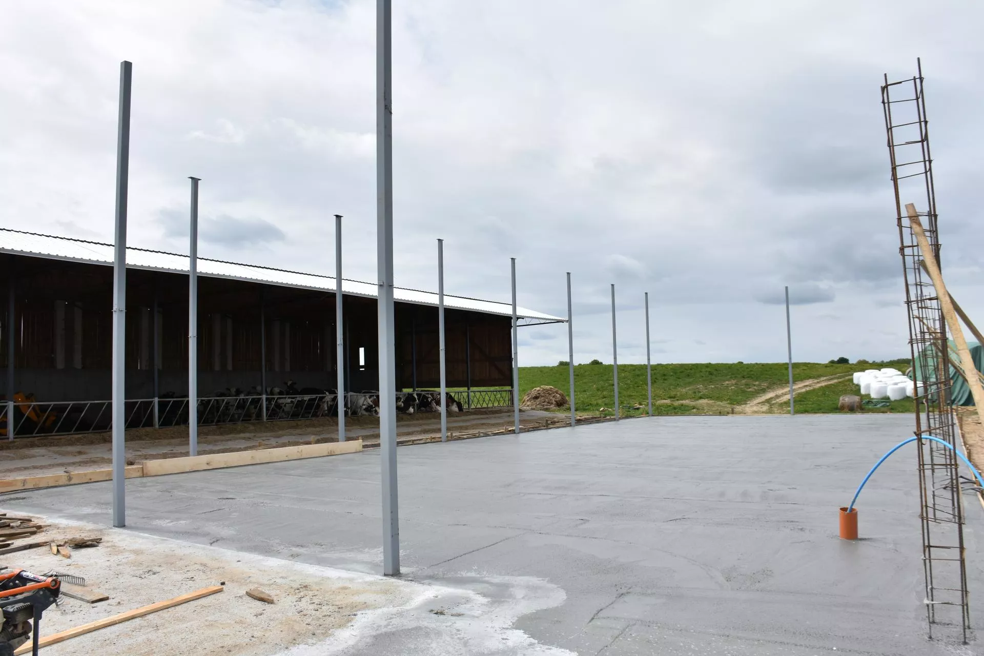 Rewolucja w budowie obór i silosów? Rolnicy czekali na to od lat, ale jest haczyk