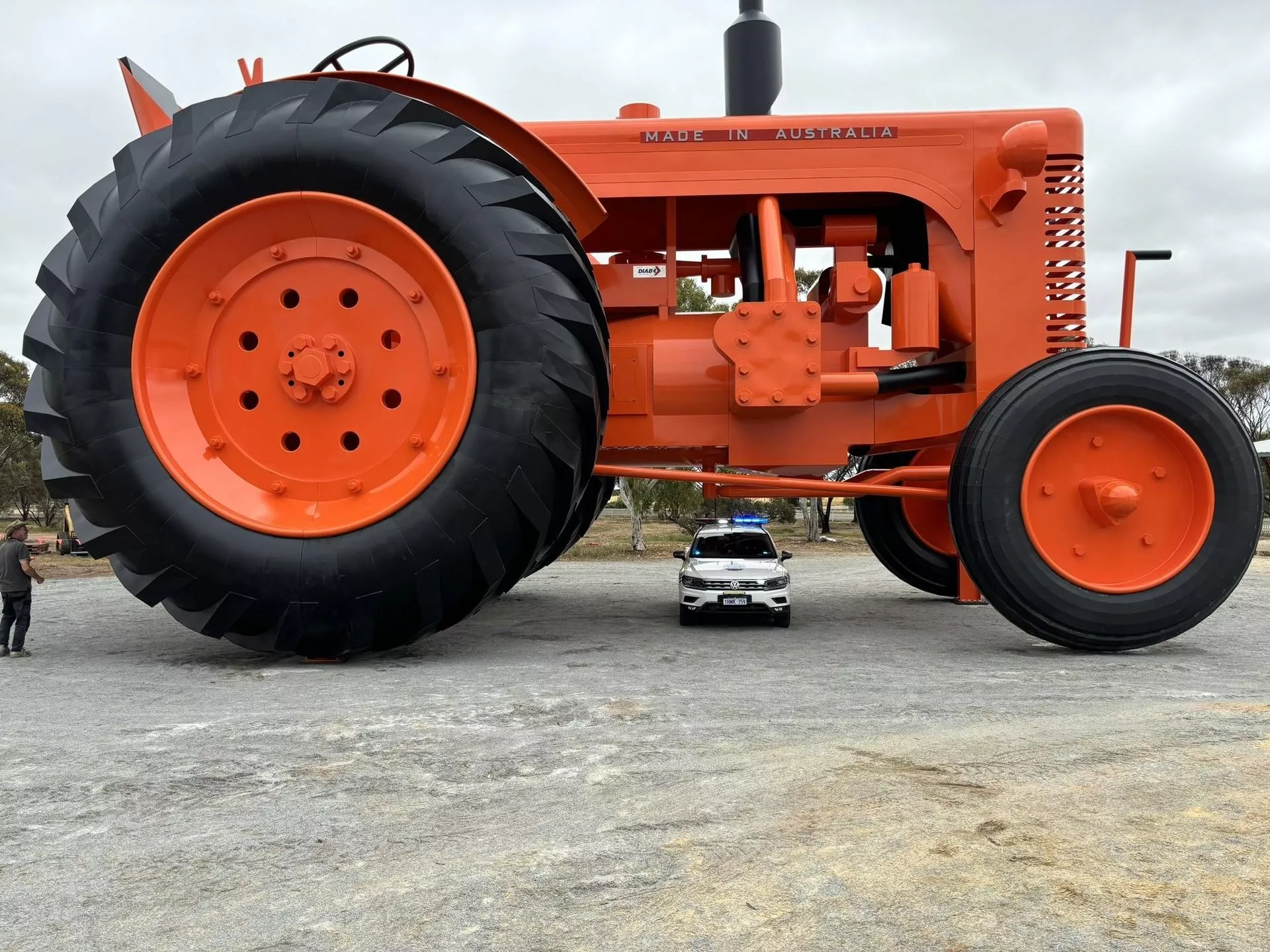 Największy ciągnik świata robi furorę. Ludzie jadą setki kilometrów, by zrobić zdjęcie