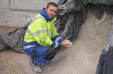 rolnik klęczacy przy pryzmie